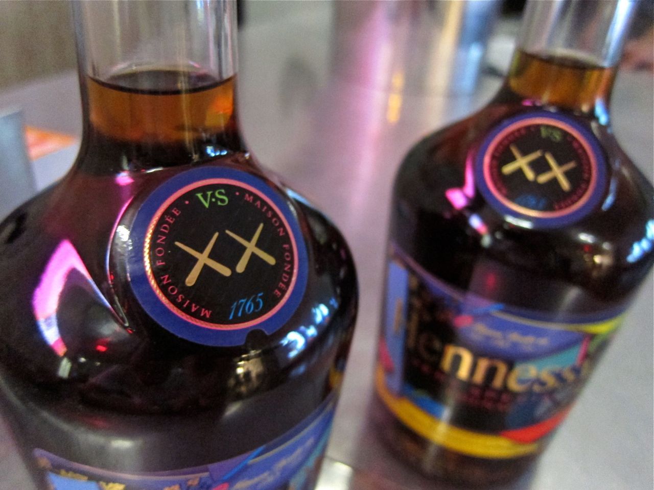 KAWS projektuje butelkę koniaku Hennessy V.S. 