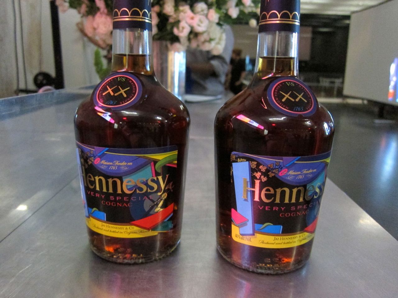 KAWS projektuje butelkę koniaku Hennessy V.S. 