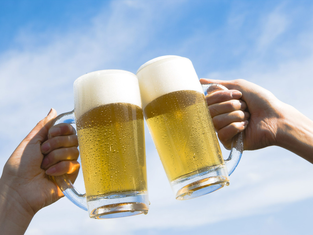 Jak pić piwo, żeby smakowało najlepiej? 