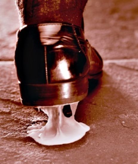Porady - jak pozbyć się gumy do żucia z podeszwy butów