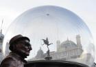 Eros w Londynie chroniony przed wandalami "śnieżną kulą"