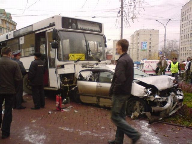 Autobus staranował 20 aut w Rosji