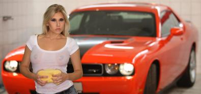 Czerwony Ford Mustang i czeska modelka Terka