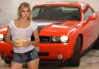Czerwony Ford Mustang i czeska modelka Terka