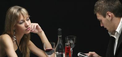 Randki, flirt i podrywanie - czego nie robić w barze
