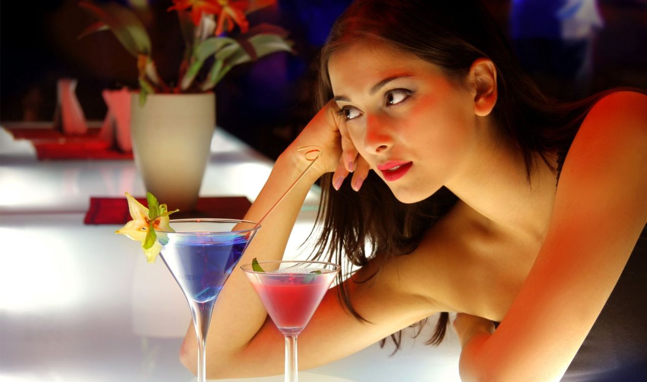 Randki, flirt i podrywanie - czego nie robić w barze