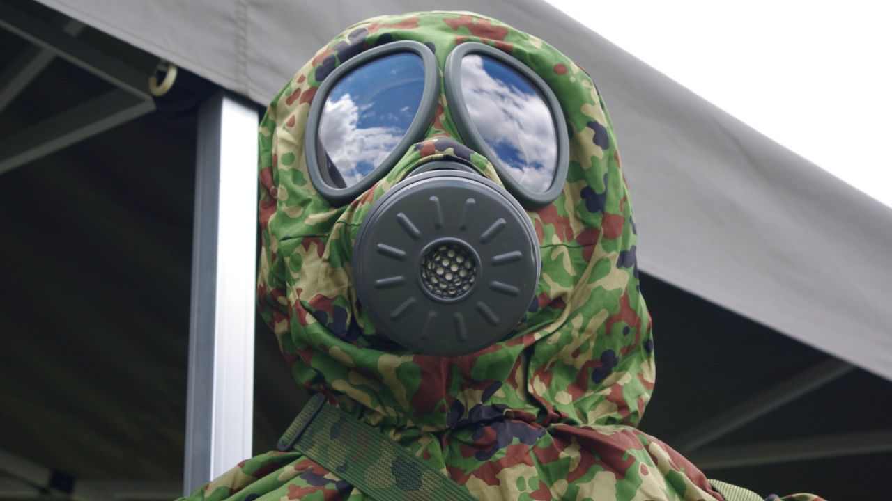 Wojna, militaria i broń chemiczna - historia i opis sarinu