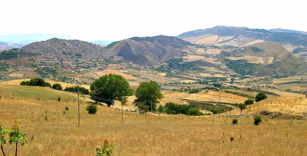 Dom na sycylijskich wzgórzach