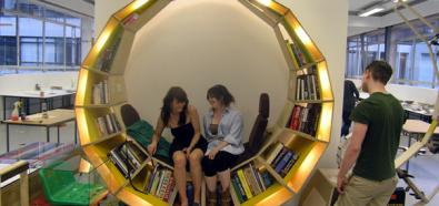 Okrągły fotel z książkami