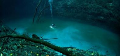 Podwodna rzeka w jaskini Cenote Angelita w Meksyku