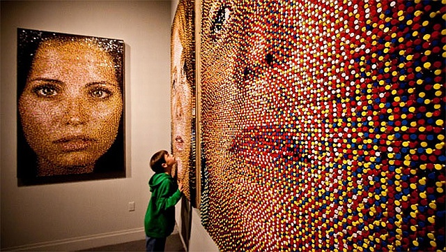 Portrety z 11 tysięcy pinezek czyli sztuka Erica Daigha