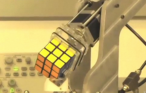 Robot układa kostkę Rubika w 15 sekund