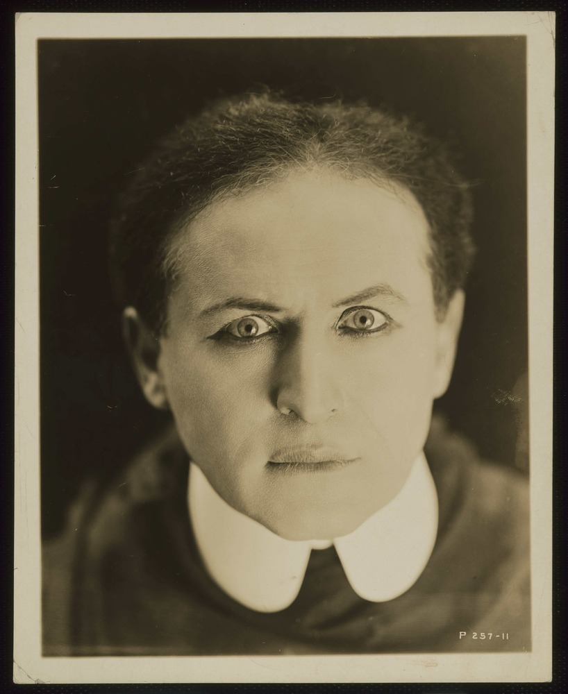 Harry Houdini - człowiek, który sprawiał, że sznikały łonie