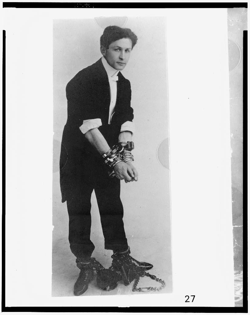 Harry Houdini - człowiek, który sprawiał, że sznikały łonie
