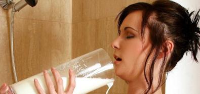 Nagie kobiety skąpane w mleku