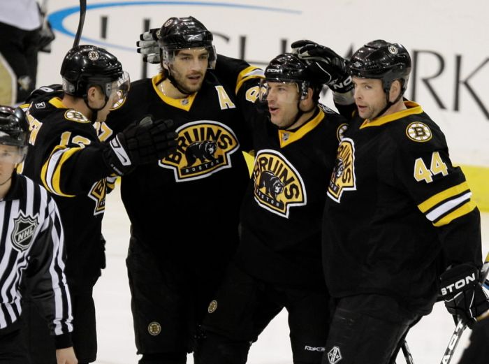 NHL: Boston Bruins przegrali, ale zagraja w play-off