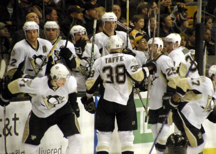 NHL: Bójka w meczu Pittsburgh Penguins z Philadelphia Flyers 
