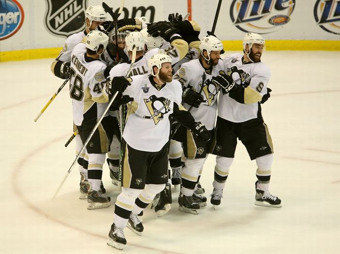 NHL: Bójka w meczu Pittsburgh Penguins z Philadelphia Flyers 