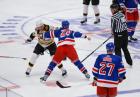 NHL. Dwie bójki hokeistów podczas meczu Anaheim Ducks - Buffalo Sabres