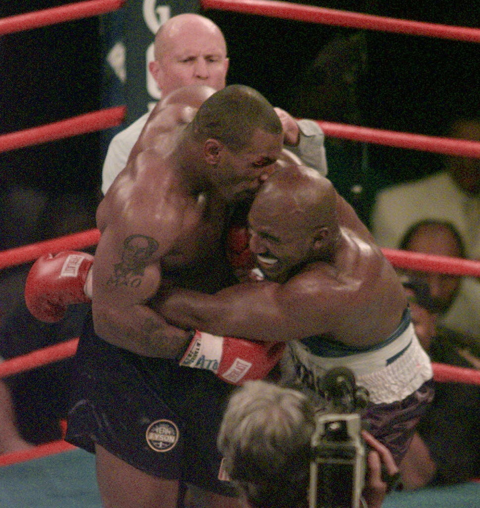 Tyson oddał odgryzione ucho Holyfieldowi