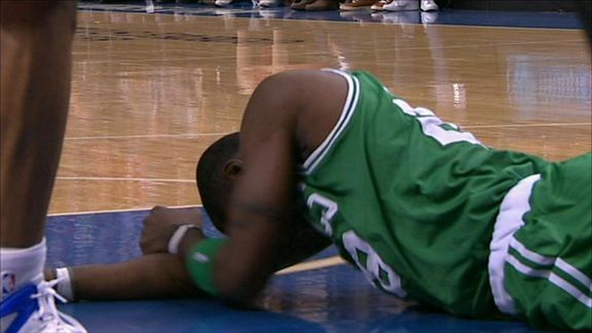 NBA: Mickael Pietrus z Boston Celtics groźnie upadł na parkiet - jest w szpitalu