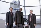 Usain Bolt i zarząd Pumy na tle BMW M3