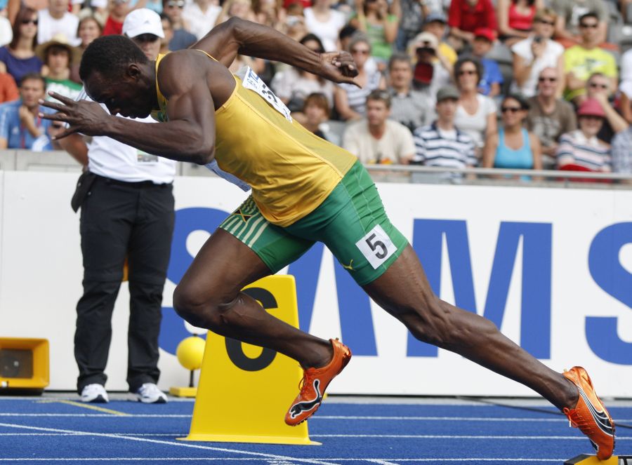 Usain Bolt przejechany przez kamerzystę po zdobyciu złota