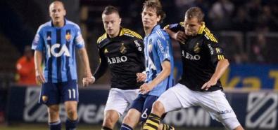 Kenny Pavey chamsko fauluje rywala w meczu AIK Stockholm vs. Djurgarden