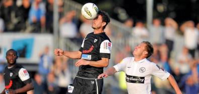 Fabian Schar strzela bramkę zza połowy w meczu FC Wil vs. Aarau