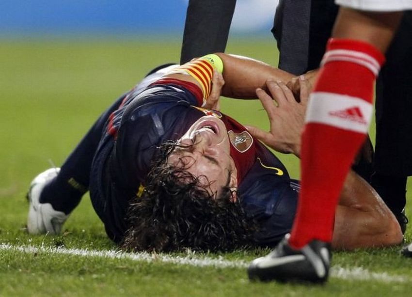 Carles Puyol zwichnął łokieć w trakcie meczu Benfica vs. Barcelona