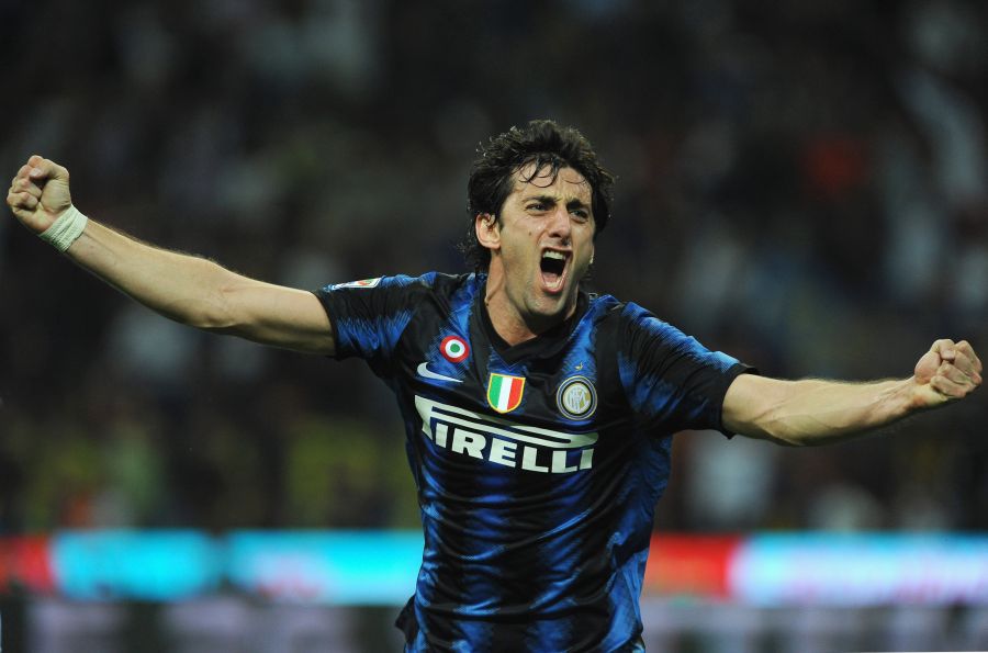 Serie A: AC Milan przegrał derby z Interem, Milito bohaterem Mediolanu