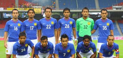 Piłkarz Malezji fauluje sędziego w meczu towarzyskim przeciwko Australii