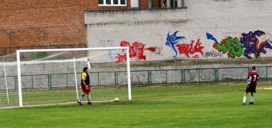 Młodzi piłkarze Korony Kielce ośmieszyli się egzekwując rzut karny