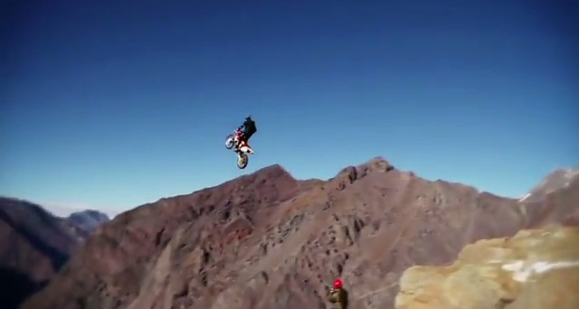 Julio Munoz skoczył motocyklem z 900-metrowj góry