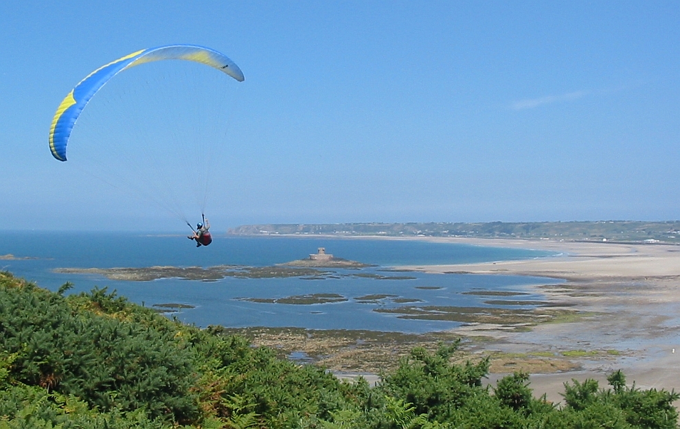 Paralotniarze prezentują krajobraz Chorwacji z lotu ptaka