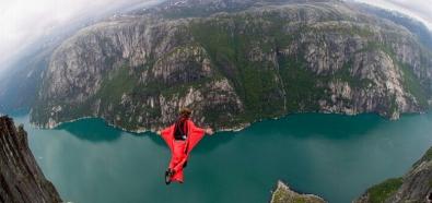 Wingsuit: Szalenie niebezpieczny przelot przez wąską szczelinę