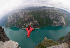Wingsuit: Szalenie niebezpieczny przelot przez wąską szczelinę