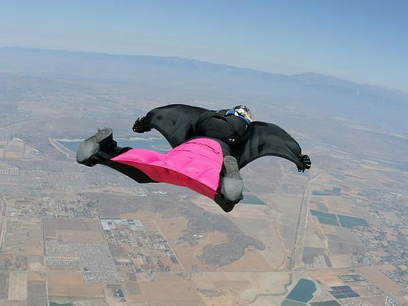 Wingsuit - przelot "ludzkich odrzutowców" nad głową kobiety