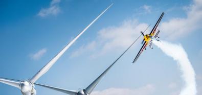 Hannes Arch i jego slalom samolotem pomiędzy wiatrakami