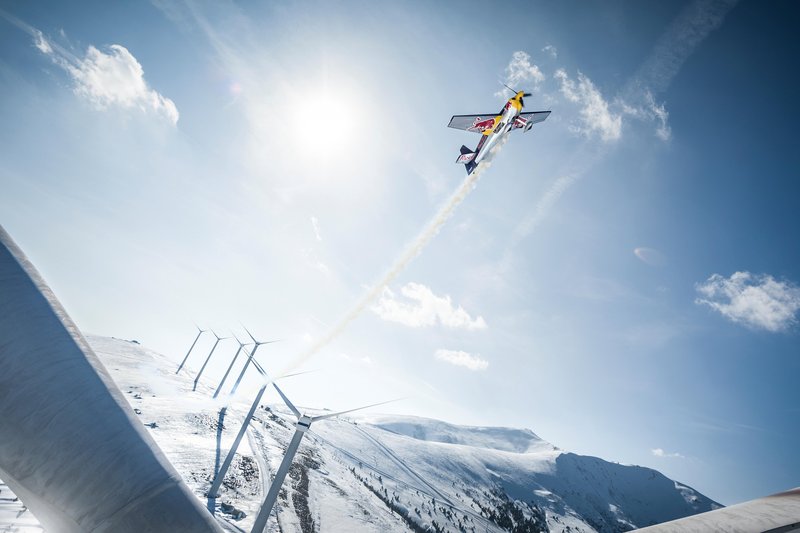 Hannes Arch i jego slalom samolotem pomiędzy wiatrakami