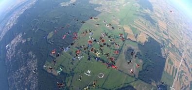 BigWays 2012: Najlepsi spadochroniarze świata budują powietrzne formacje nad Kryszynem 
