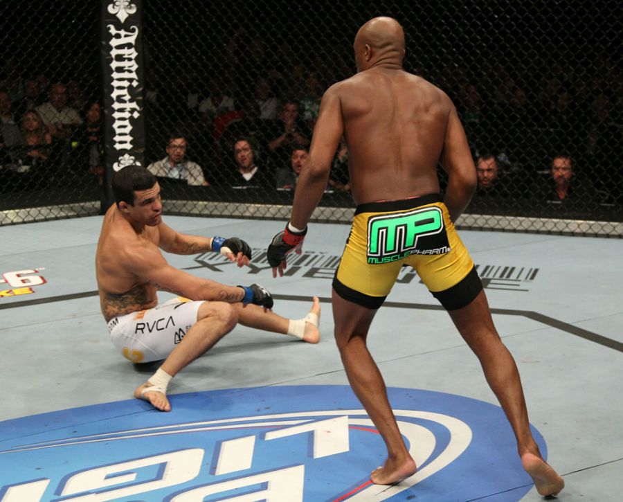 UFC: Silva złamał nogę na Weidmanie! Koszmarna kontuzja "Pająka"