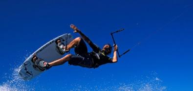 Youri Zoon prezentuje swoje powietrzne umiejętności w kitesurfingu