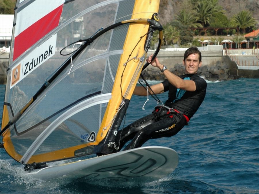 Piotr Myszka walczy o medal na MŚ w windsurfingowej klasie RS:X