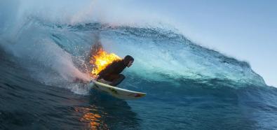 Płonący surfer na fali!