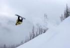 Ben Ferguson szaleje na snowboardzie między drzewami