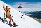 Seksowne kobiety w bikini na nartach i snowbardzie 