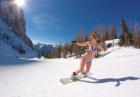 Seksowne kobiety w bikini na nartach i snowbardzie 