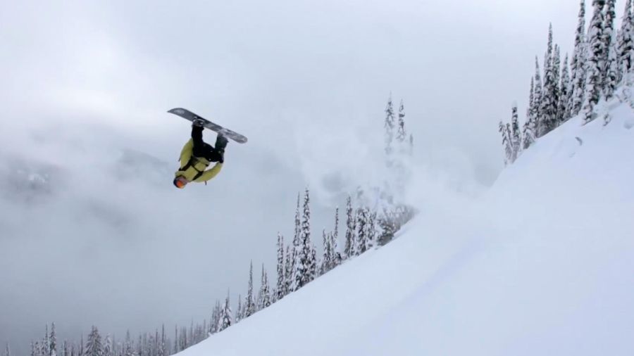 Ben Ferguson szaleje na snowboardzie między drzewami
