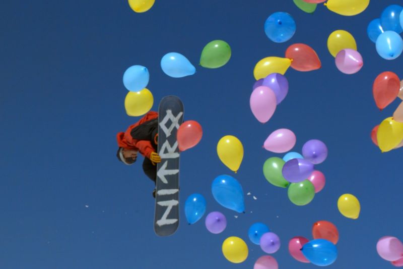 Snowboardowe loty na tle kolorowych balonów